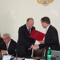Zdjęcie ilustracyjne wiadomości: 2,3 mln zł unijnego wsparcia na budowę sali gimnastycznej w Śwniarsku – uroczyste przekazanie umowy na sesji rady gminy  #1