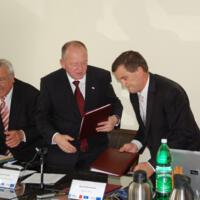 Zdjęcie ilustracyjne wiadomości: 2,3 mln zł unijnego wsparcia na budowę sali gimnastycznej w Śwniarsku – uroczyste przekazanie umowy na sesji rady gminy  #9