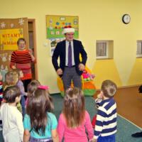 Zdjęcie ilustracyjne wiadomości: <b>Wójt z życzeniami mikołajkowymi u dzieci</b> #1