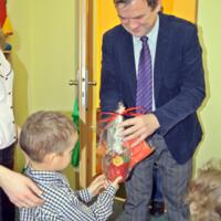 Zdjęcie ilustracyjne wiadomości: <b>Wójt z życzeniami mikołajkowymi u dzieci</b> #3