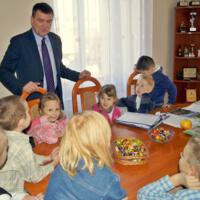 Zdjęcie ilustracyjne wiadomości: Przedszkolaki z życzeniami bożonarodzeniowymi u wójta #2