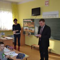 Zdjęcie ilustracyjne wiadomości: <b>3759 karnetów na lodowisko w Chełmcu, dla uczniów wszystkich szkół gminny rozdane.</b> #6