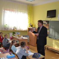 Zdjęcie ilustracyjne wiadomości: <b>3759 karnetów na lodowisko w Chełmcu, dla uczniów wszystkich szkół gminny rozdane.</b> #10