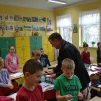 Zdjęcie ilustracyjne wiadomości: <b>3759 karnetów na lodowisko w Chełmcu, dla uczniów wszystkich szkół gminny rozdane.</b> #25