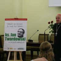 Zdjęcie ilustracyjne wiadomości: <b>I miejsce w ogólnopolskim konkursie na Zielnik w Projekcie ”Odejść na zawsze, by stale być blisko…” – ks. Jan Twardowski w oczach młodych.</b> #2