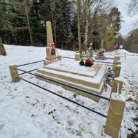 Odnowiony grób wojenny inż. Alberta Faucka na cmentarzu wojennym w Marcinkowicach