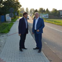 Zdjęcie ilustracyjne wiadomości: <b>Pan Wiesław Janczyk - Wiceminister Finansów wizytował nowe chodniki w Chomranicach</b> #1