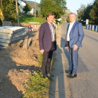 Zdjęcie ilustracyjne wiadomości: <b>Pan Wiesław Janczyk - Wiceminister Finansów wizytował nowe chodniki w Chomranicach</b> #2