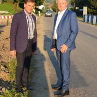 Zdjęcie ilustracyjne wiadomości: <b>Pan Wiesław Janczyk - Wiceminister Finansów wizytował nowe chodniki w Chomranicach</b> #3