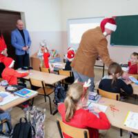 Prezent mikołajkowy od Wójta Gminy dla wszystkich dzieci i uczniów