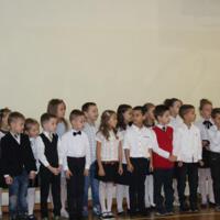 Zdjęcie ilustracyjne wiadomości: Uczniowie klas pierwszych Szkoły Podstawowej w Chełmcu złożyli uroczyste ślubowanie. #5