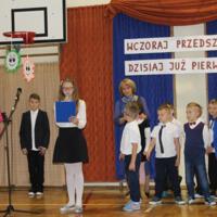 Zdjęcie ilustracyjne wiadomości: Uczniowie klas pierwszych Szkoły Podstawowej w Chełmcu złożyli uroczyste ślubowanie. #10