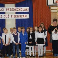 Zdjęcie ilustracyjne wiadomości: Uczniowie klas pierwszych Szkoły Podstawowej w Chełmcu złożyli uroczyste ślubowanie. #12