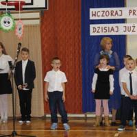 Zdjęcie ilustracyjne wiadomości: Uczniowie klas pierwszych Szkoły Podstawowej w Chełmcu złożyli uroczyste ślubowanie. #13