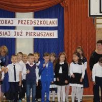 Zdjęcie ilustracyjne wiadomości: Uczniowie klas pierwszych Szkoły Podstawowej w Chełmcu złożyli uroczyste ślubowanie. #18