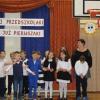 Zdjęcie ilustracyjne wiadomości: Uczniowie klas pierwszych Szkoły Podstawowej w Chełmcu złożyli uroczyste ślubowanie. #19