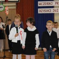 Zdjęcie ilustracyjne wiadomości: Uczniowie klas pierwszych Szkoły Podstawowej w Chełmcu złożyli uroczyste ślubowanie. #24