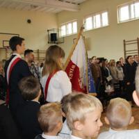 Zdjęcie ilustracyjne wiadomości: Uczniowie klas pierwszych Szkoły Podstawowej w Chełmcu złożyli uroczyste ślubowanie. #34