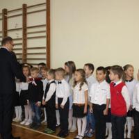 Zdjęcie ilustracyjne wiadomości: Uczniowie klas pierwszych Szkoły Podstawowej w Chełmcu złożyli uroczyste ślubowanie. #44