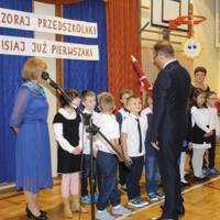Zdjęcie ilustracyjne wiadomości: Uczniowie klas pierwszych Szkoły Podstawowej w Chełmcu złożyli uroczyste ślubowanie. #49