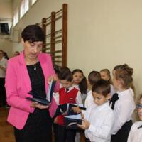 Zdjęcie ilustracyjne wiadomości: Uczniowie klas pierwszych Szkoły Podstawowej w Chełmcu złożyli uroczyste ślubowanie. #56