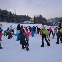 Zdjęcie ilustracyjne wiadomości: 45 dzieci z terenu gminy Chełmiec wyruszyło w dniu dzisiejszym jeździć na nartach w ramach programu  „Upowszechnianie Sportów Zimowych” #3