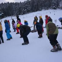 Zdjęcie ilustracyjne wiadomości: 45 dzieci z terenu gminy Chełmiec wyruszyło w dniu dzisiejszym jeździć na nartach w ramach programu  „Upowszechnianie Sportów Zimowych” #5