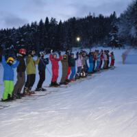 Zdjęcie ilustracyjne wiadomości: 45 dzieci z terenu gminy Chełmiec wyruszyło w dniu dzisiejszym jeździć na nartach w ramach programu  „Upowszechnianie Sportów Zimowych” #10