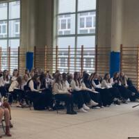 Sala gimnastyczna udekorowana fioletowymi zasłonami oraz napisami RADOSNA NIEPODLEGŁOŚCI gminny konkurs pieśni patriotycznych oraz Wolność kocham i rozumiem - wolności oddać nie umiem, zdjęcia występów konkursowych, wójta dyrektora szkoły, nauczycieli itp...