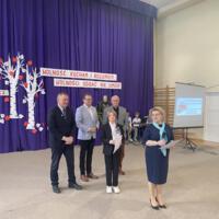 Sala gimnastyczna udekorowana fioletowymi zasłonami oraz napisami RADOSNA NIEPODLEGŁOŚCI gminny konkurs pieśni patriotycznych oraz Wolność kocham i rozumiem - wolności oddać nie umiem, zdjęcia występów konkursowych, wójta dyrektora szkoły, nauczycieli itp...