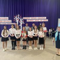 Sala gimnastyczna udekorowana fioletowymi zasłonami oraz napisami RADOSNA NIEPODLEGŁOŚCI gminny konkurs pieśni patriotycznych oraz Wolność kocham i rozumiem - wolności oddać nie umiem, zdjęcia występów konkursowych, wójta dyrektora szkoły, nauczycieli itp...