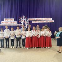 Sala gimnastyczna udekorowana fioletowymi zasłonami oraz napisami RADOSNA NIEPODLEGŁOŚCI gminny konkurs pieśni patriotycznych oraz Wolność kocham i rozumiem - wolności oddać nie umiem, zdjęcia występów konkursowych, wójta dyrektora szkoły, nauczycieli itp...