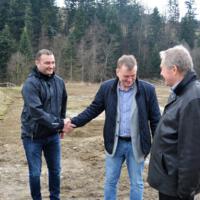 Zdjęcie ilustracyjne wiadomości: Ruszyła budowa nowego budynku klubowego i boiska w Paszynie – to nie żart z okazji Prima Aprilis. #6