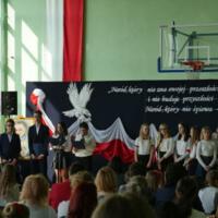 Zdjęcie ilustracyjne wiadomości: OBCHODY ŚWIĘTA SZKOŁY POŁĄCZONE Z 25- ROCZNICĄ NADANIA IMIENIA GENERAŁA JÓZEFA GIZY SZKOLE W WIELOGŁOWACH ORAZ 100- LECIEM ODZYSKANIA PRZEZ POLSKĘ NIEPODLEGŁOŚCI #22