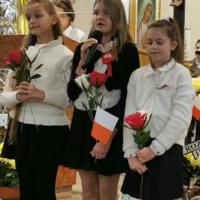 Obchody Narodowego Święta Niepodległości w Szkole Podstawowej w Marcinkowicach - zdjęcia z uroczystości w kościele