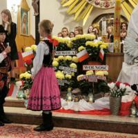 Obchody Narodowego Święta Niepodległości w Szkole Podstawowej w Marcinkowicach - zdjęcia z uroczystości w kościele