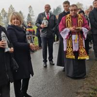 Obchody Narodowego Święta Niepodległości w Szkole Podstawowej w Marcinkowicach - zdjęcia z uroczystości na cmentarzu w Marcinkowicach