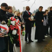 Obchody Narodowego Święta Niepodległości w Szkole Podstawowej w Marcinkowicach - zdjęcia z uroczystości na cmentarzu w Marcinkowicach