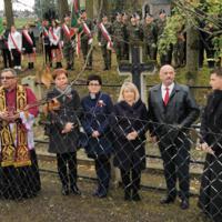 Obchody Narodowego Święta Niepodległości w Szkole Podstawowej w Marcinkowicach - zdjęcia z uroczystości na cmentarzu w Marcinkowicach