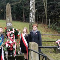 Obchody Narodowego Święta Niepodległości w Szkole Podstawowej w Marcinkowicach - zdjęcia z uroczystości na cmentarzu w Marcinkowicach