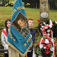 Obchody Narodowego Święta Niepodległości w Szkole Podstawowej w Marcinkowicach - zdjęcia z uroczystości na cmentarzu w Marcinkowicach