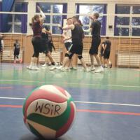 Turniej siatkówki na sali gimnastycznej 