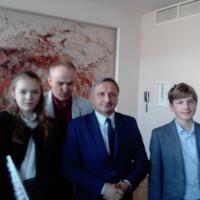 Zdjęcie ilustracyjne wiadomości: Aleksandra Mosurek i Kacper Potoczek uczniowie Szkoły Podstawowej w Świniarsku stypendystami Ministra Edukacji Narodowej za wybitne osiągnięcia edukacyjne w roku szkolnym 2019/2020 województwa małopolskiego. #1