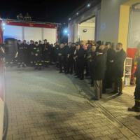 Strażacy wokół nowego samochodu strażackiego