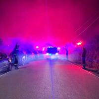 Nowy Samochód strażacki jedzie drogą
