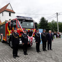 Uroczystość poświęcenia nowego samochodu strażackiego w OSP Paszyn.