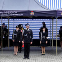 Uroczystość poświęcenia nowego samochodu strażackiego w OSP Paszyn.
Orkiestra Państwowej Straży Pożarnej w Nowym Sączu ustawiona pod namiotami