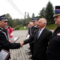 Uroczystość poświęcenia nowego samochodu strażackiego w OSP Paszyn.
Starosta nowosądecki ściska dłoń przedstawiciela OSP Paszyn