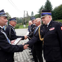 Uroczystość poświęcenia nowego samochodu strażackiego w OSP Paszyn.
Uściski dłoni ważnych osobistości.