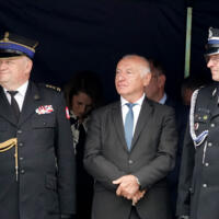 Uroczystość poświęcenia nowego samochodu strażackiego w OSP Paszyn.
Starosta nowosądecki w towarzystwie dwóch strażaków w mundurach